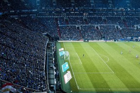 开云体育app-F1新赛季揭幕战之夜，萨拉赫防守端锁死对手，赛道与绿茵的攻守道