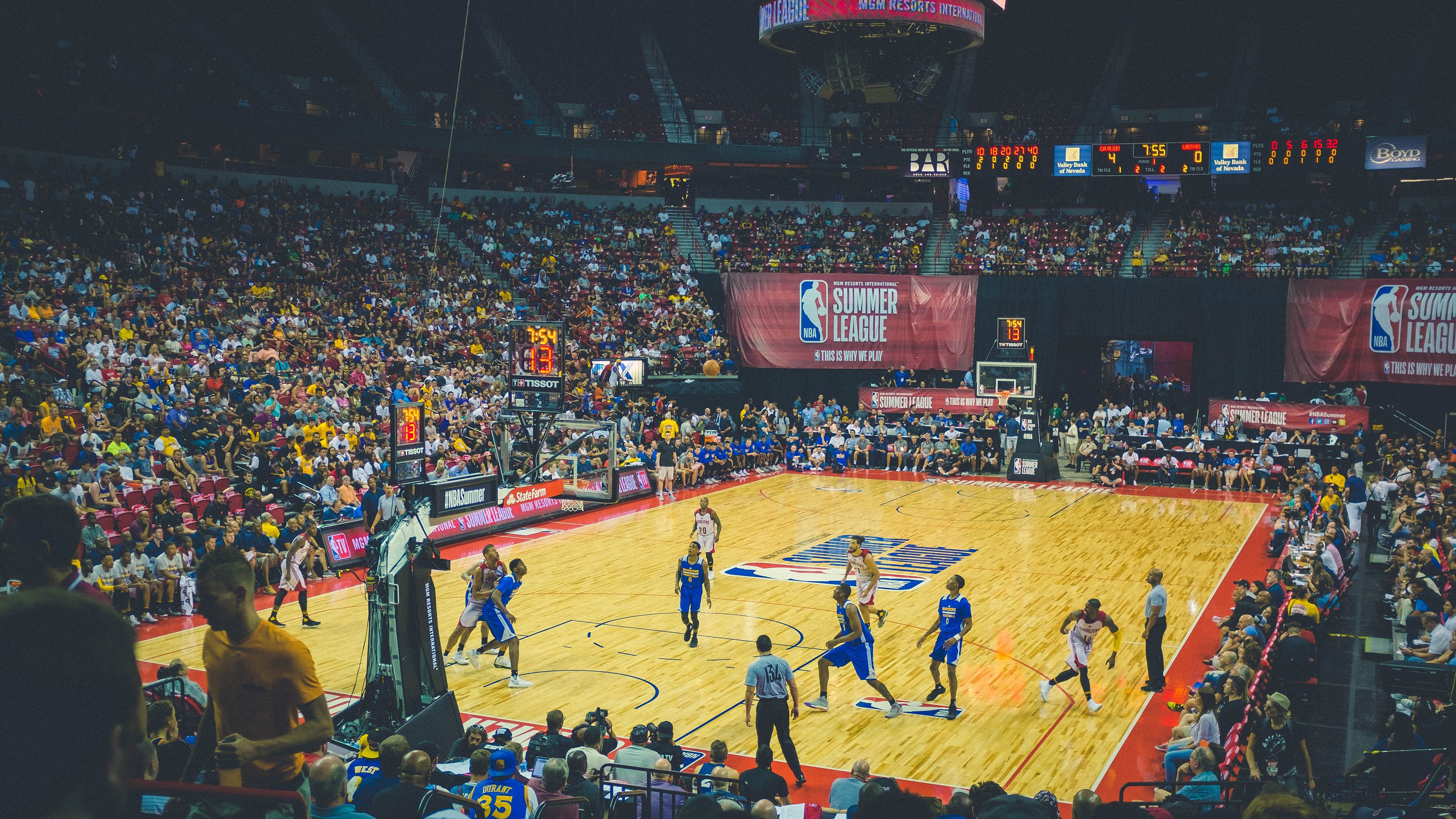 深圳队打穿76人,浓眉发挥堪称完美,一场改写认知的跨洋对决